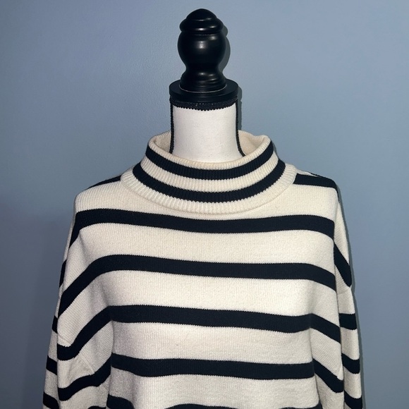zesica- Black and white turtle neck sweater - Picture 2 of 5